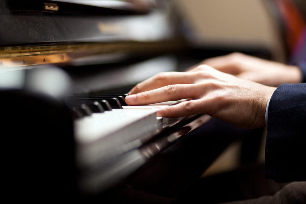 Pianist spiller festmusik ved klaver